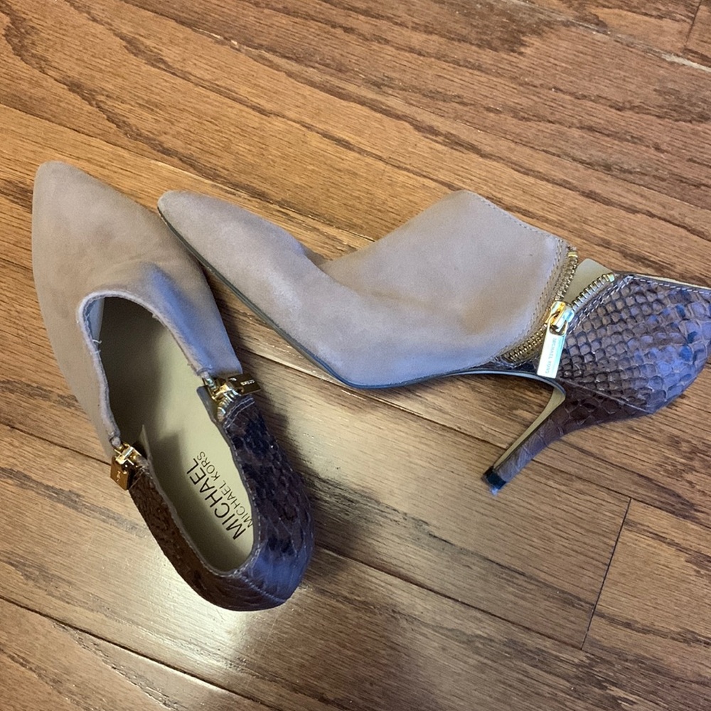 Beautiful Michael Kors short bootie